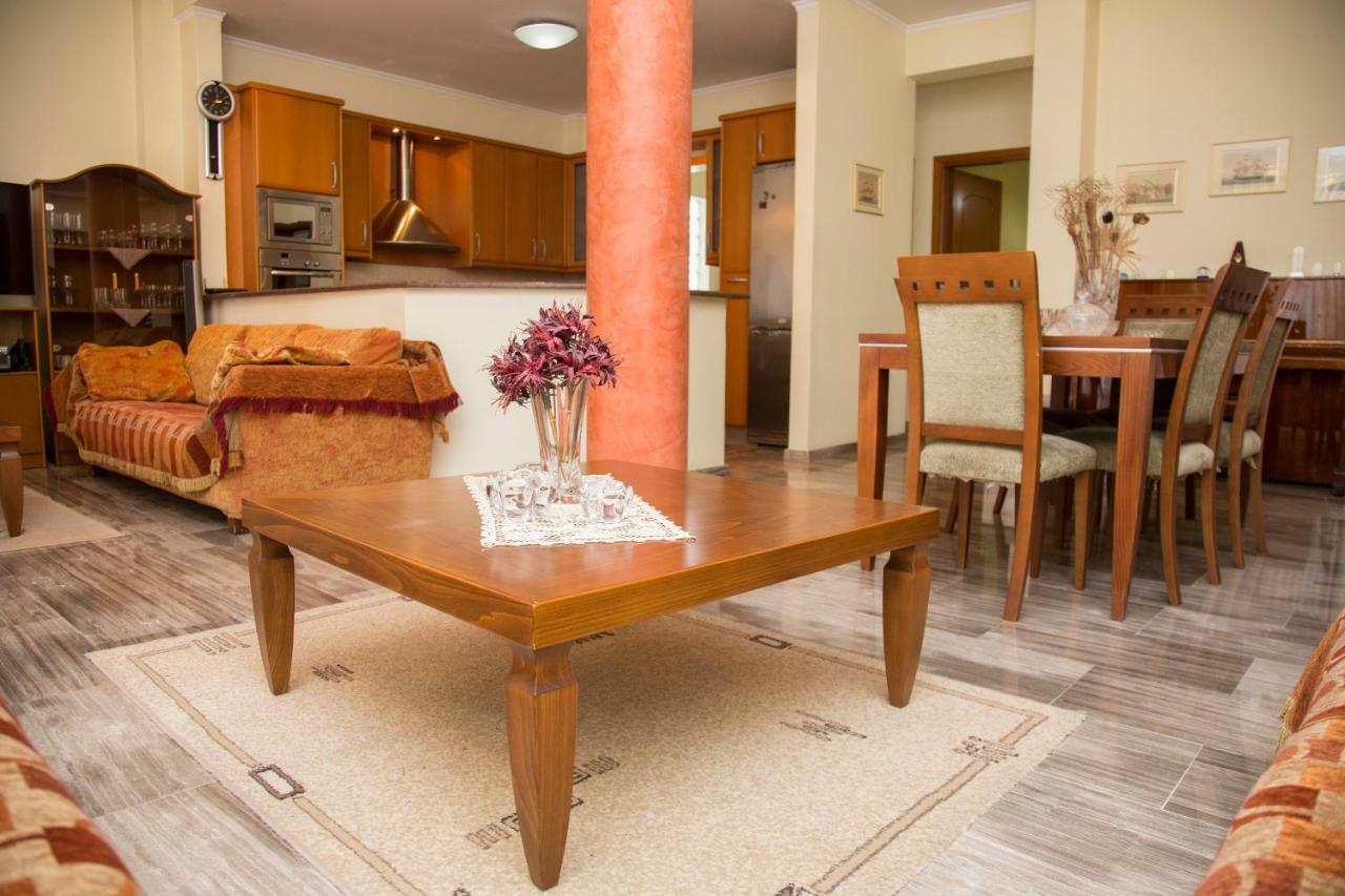 Veta'S Spacious Central Apartment Серрес Екстер'єр фото